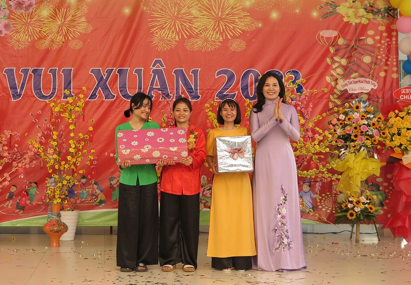 Bà Phạm Thị Châu Anh - Phó Trưởng Phòng Giáo dục và Đào tạo TP. Nha Trang trao quà cho các lớp có gian hàng đạt giải nhất. 