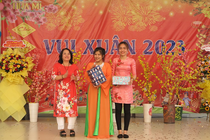 Cô Bùi Thị Thu Hà - Hiệu trưởng nhà trường trao giải khuyến khích cho các lớp. 