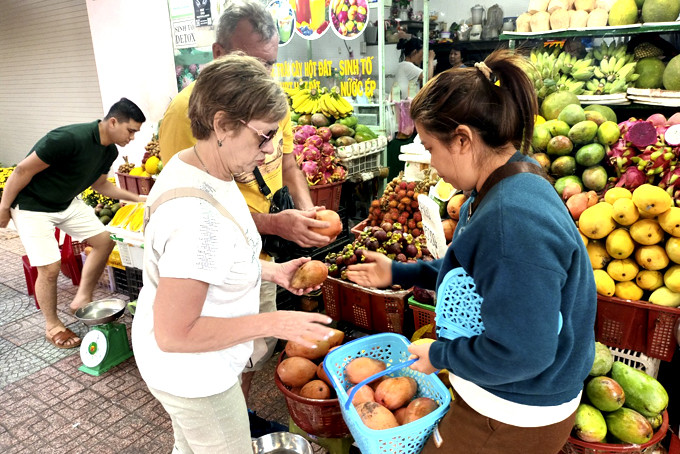 Khách nói tiếng Nga mua trái cây trên đường Nguyễn Thiện Thuật, Nha Trang.