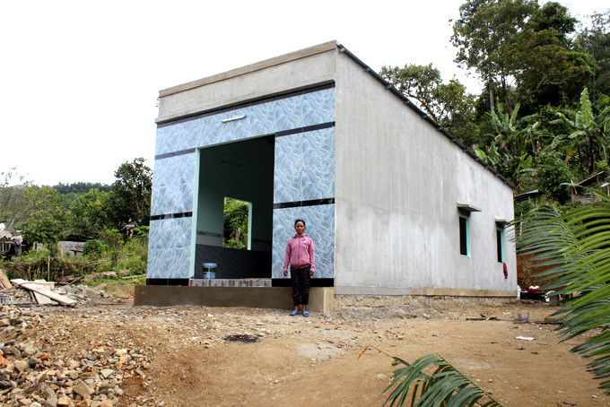 Căn nhà hỗ trợ xây cho hộ nghèo huyện Khánh Sơn  được xây dựng theo mẫu thiết kế của Sở Xây dựng.