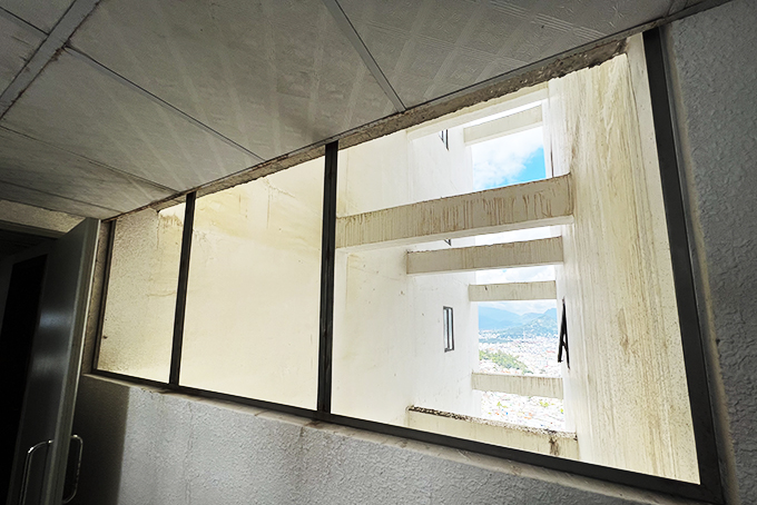 Dọc hành lang mỗi tầng, chủ đầu tư không lắp cửa kính khiến mỗi khi mưa là nước tạt vào gây ngập.