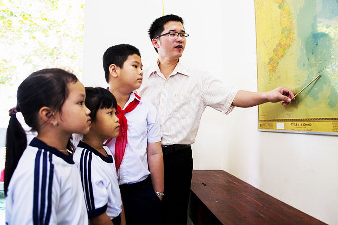 Thầy giáo Bành Hữu Tình cùng các học sinh trên thị trấn Trường Sa.