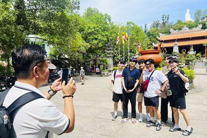 Khách du lịch Hàn Quốc chụp hình lưu niệm khi tham quan chùa Long Sơn, TP. Nha Trang.