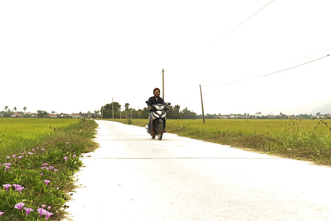 Con đường nội đồng xã nông thôn mới Vạn Phước, huyện Vạn Ninh. Ảnh: THIỆN TÂM