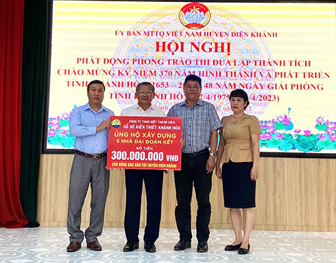 Đại diện Công ty TNHH Một thành viên Xổ số kiến thiết Khánh Hoà trao bảng tượng trưng xây nhà cho các đối tượng