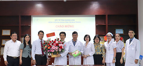 Ông Đinh  Văn Thiệu  tặng  hoa cho Bệnh viện Đa  khoa  Tâm Trí  Nha  Trang