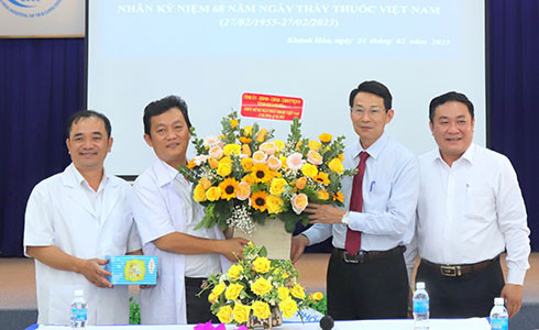 Ông Đinh Văn Thiệu tặng hoa cho Bệnh viện Lao và Bệnh phổi tỉnh