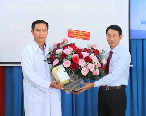 Ông Đinh Văn Thiệu tặng hoa cho Bệnh viện Da liễu tỉnh