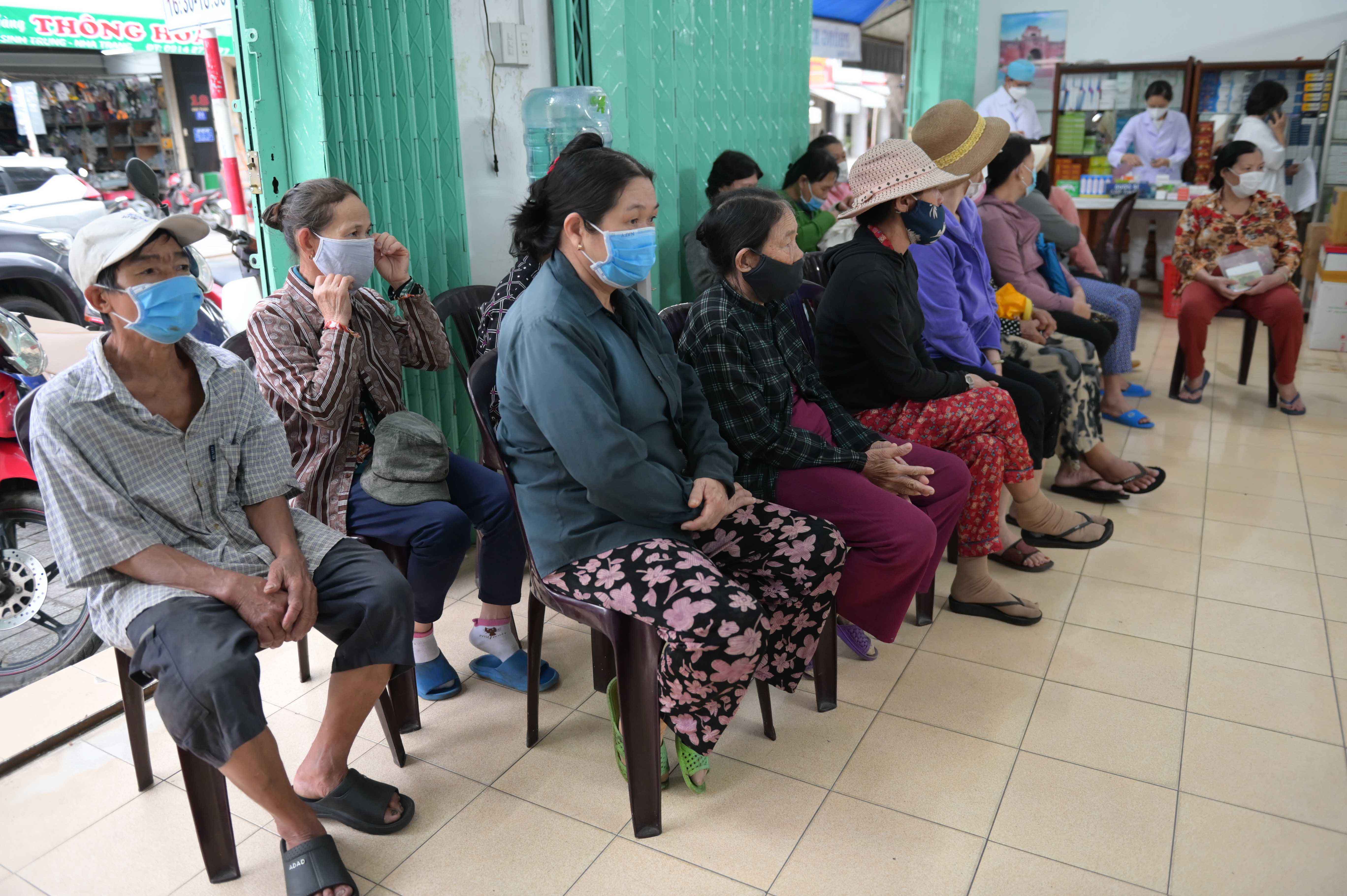 Khám và phát thuốc miễn phí cho bệnh nhân nghèo