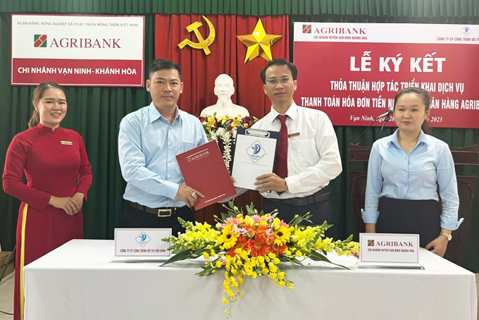 Agribank Chi nhánh Vạn Ninh và Công ty Cổ phần Công trình đô thị Vạn Ninh ký kết thỏa thuận hợp tác