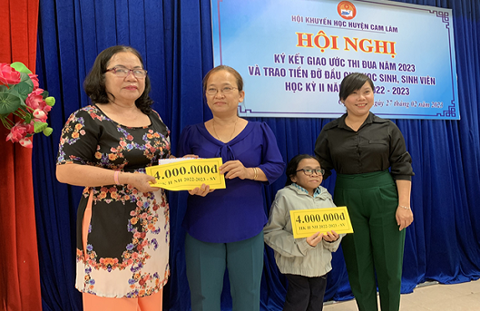 Trao hỗ trợ cho học sinh, sinh viên hoàn cảnh khó khăn