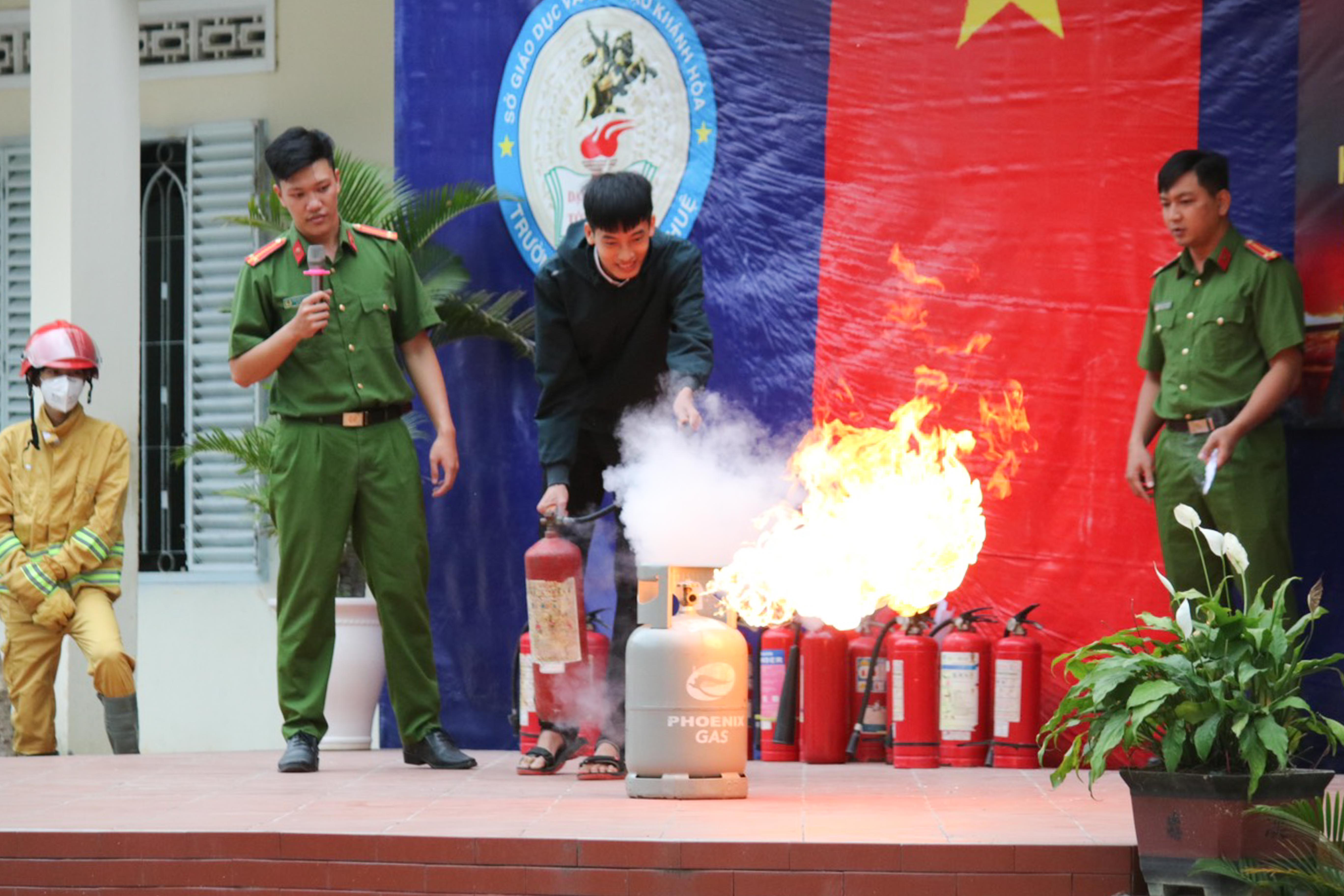 Tuyên truyền về phòng cháy chữa cháy cho 900 học sinh, giáo viên