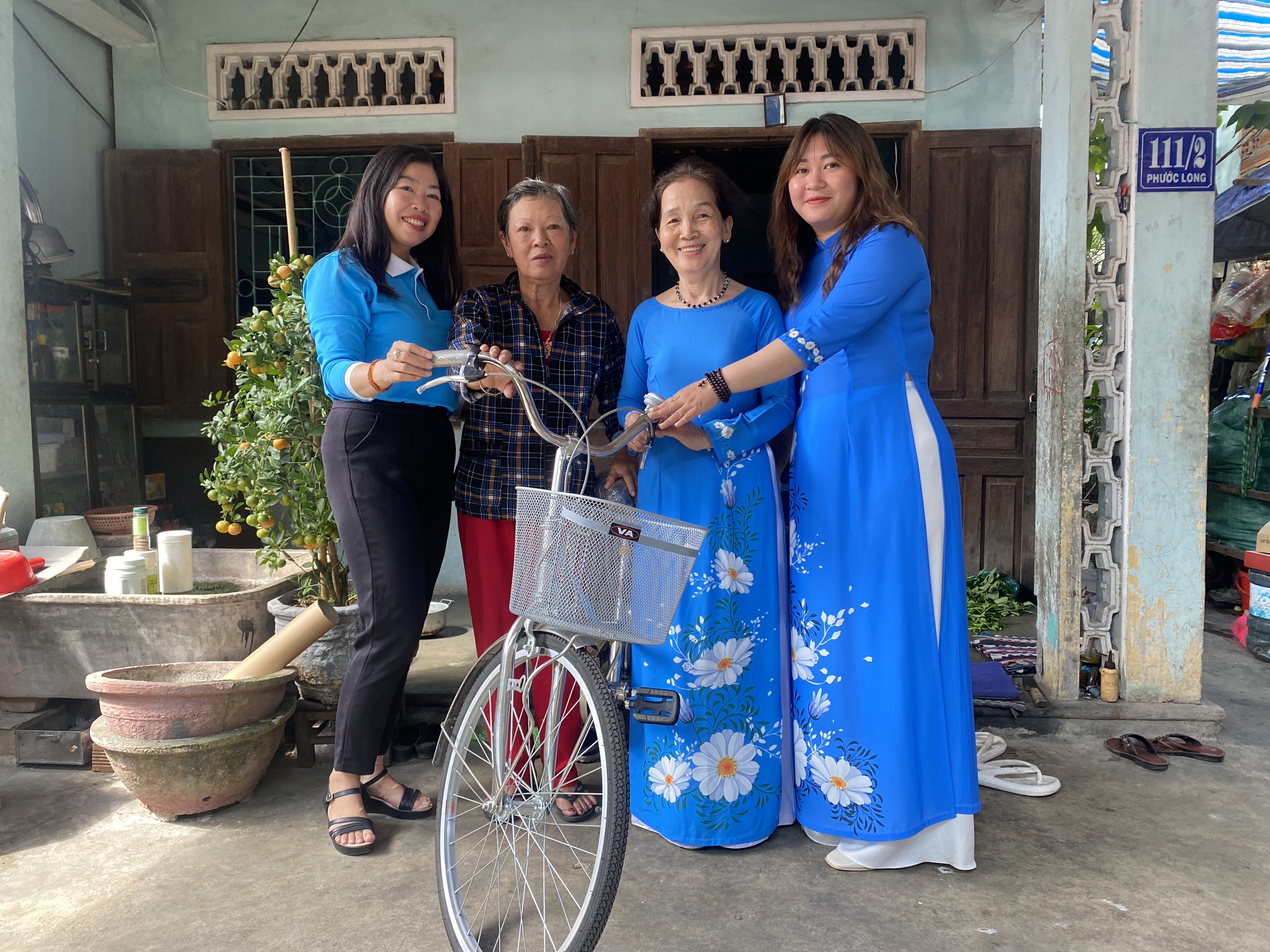 Trao phương tiện sinh kế cho phụ nữ khó khăn