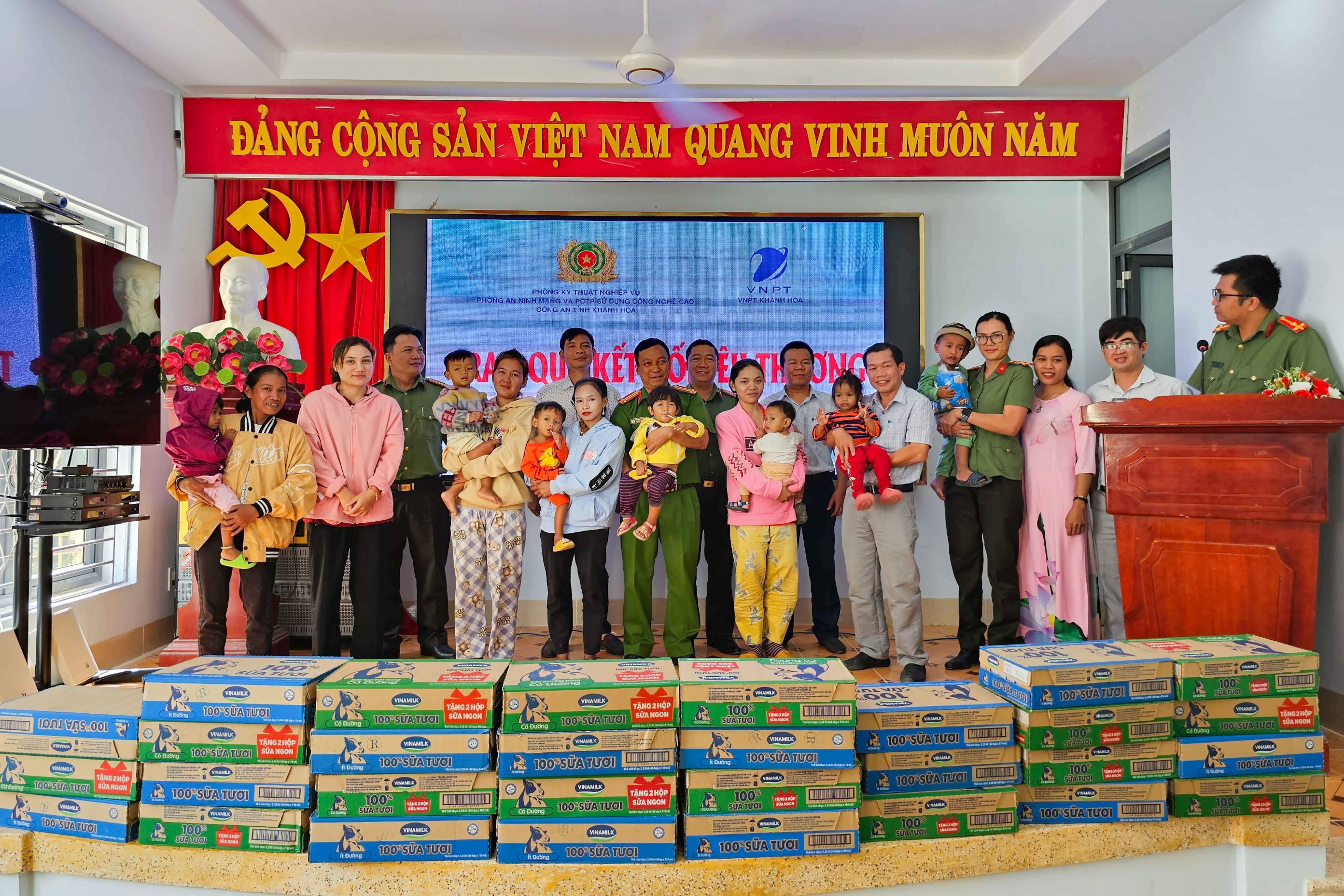 Trao 15 suất quà hỗ trợ thiếu nhi xã Sơn Tân