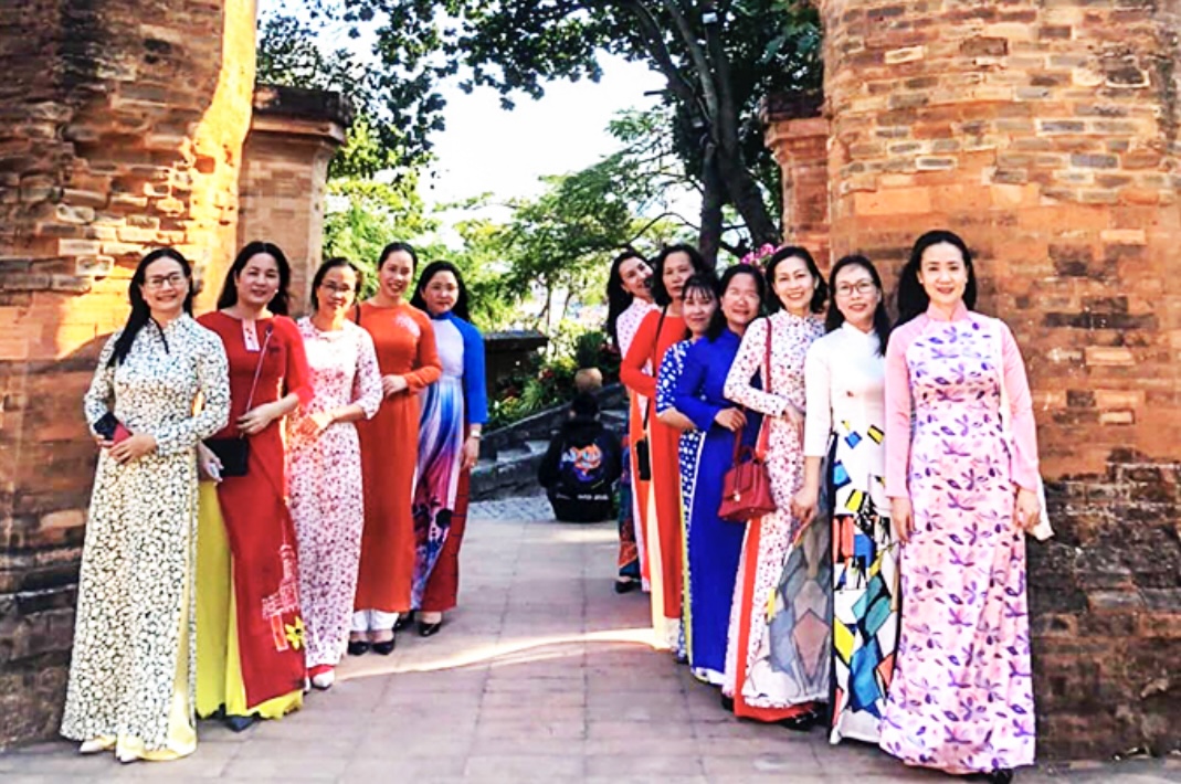 Duyên dáng áo dài