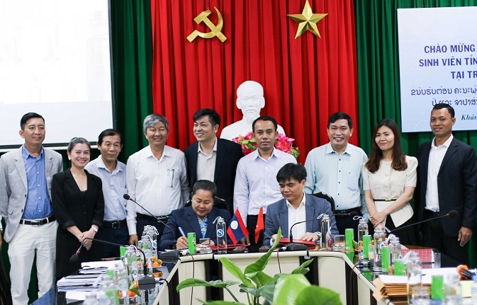 Trường Đại học Khánh Hòa tiếp nhận 11 sinh viên Lào đến học tập