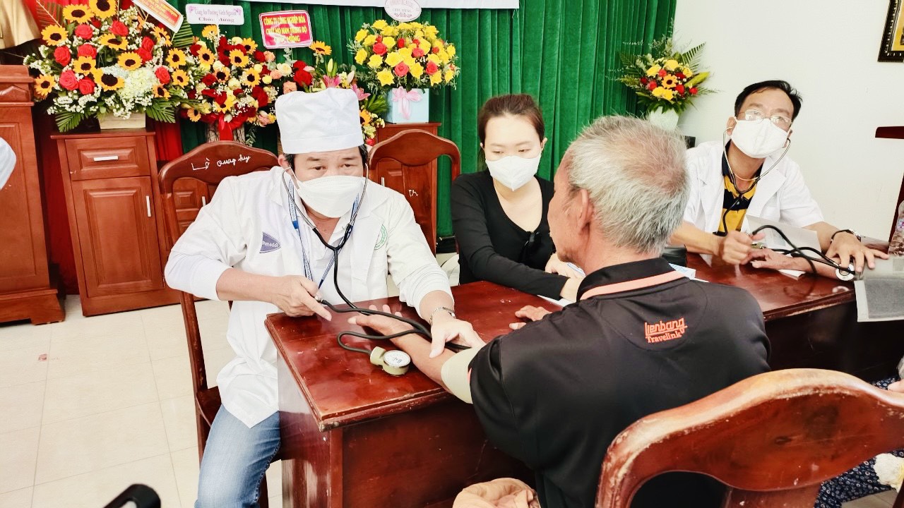 Khám bệnh miễn phí và tặng quà cho người dân đảo Bích Đầm