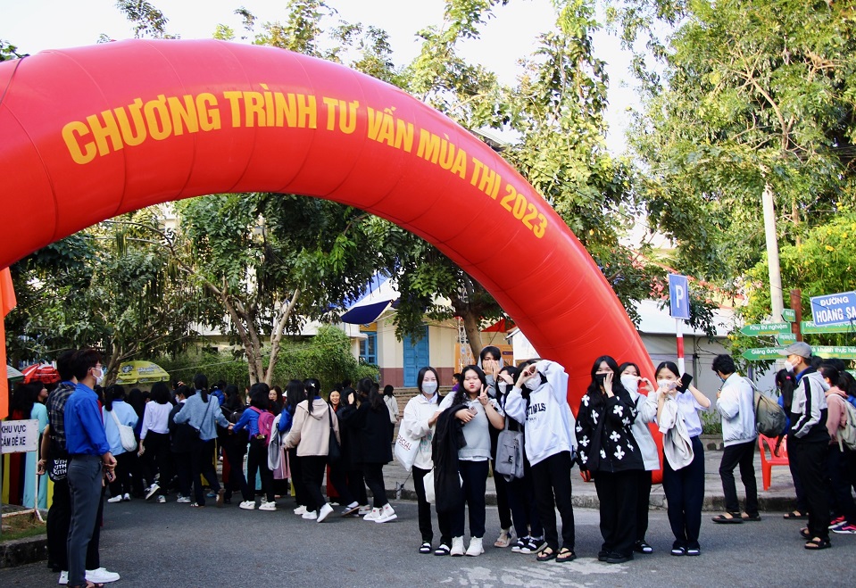 Hơn 2.000 học sinh tham gia chương trình Tư vấn mùa thi