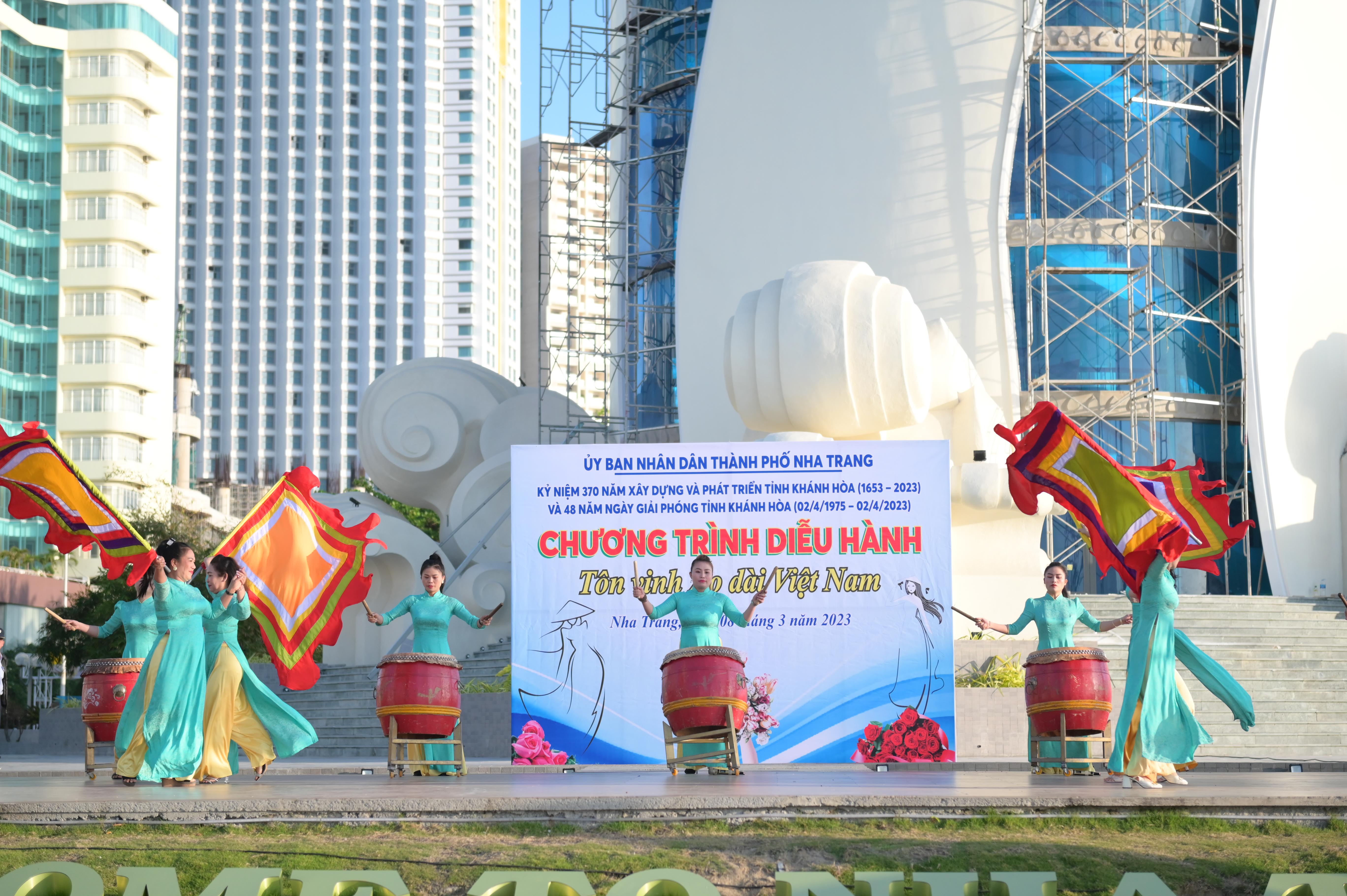 Hơn 2.000 phụ nữ diễu hành "Tôn vinh Áo dài Việt Nam"