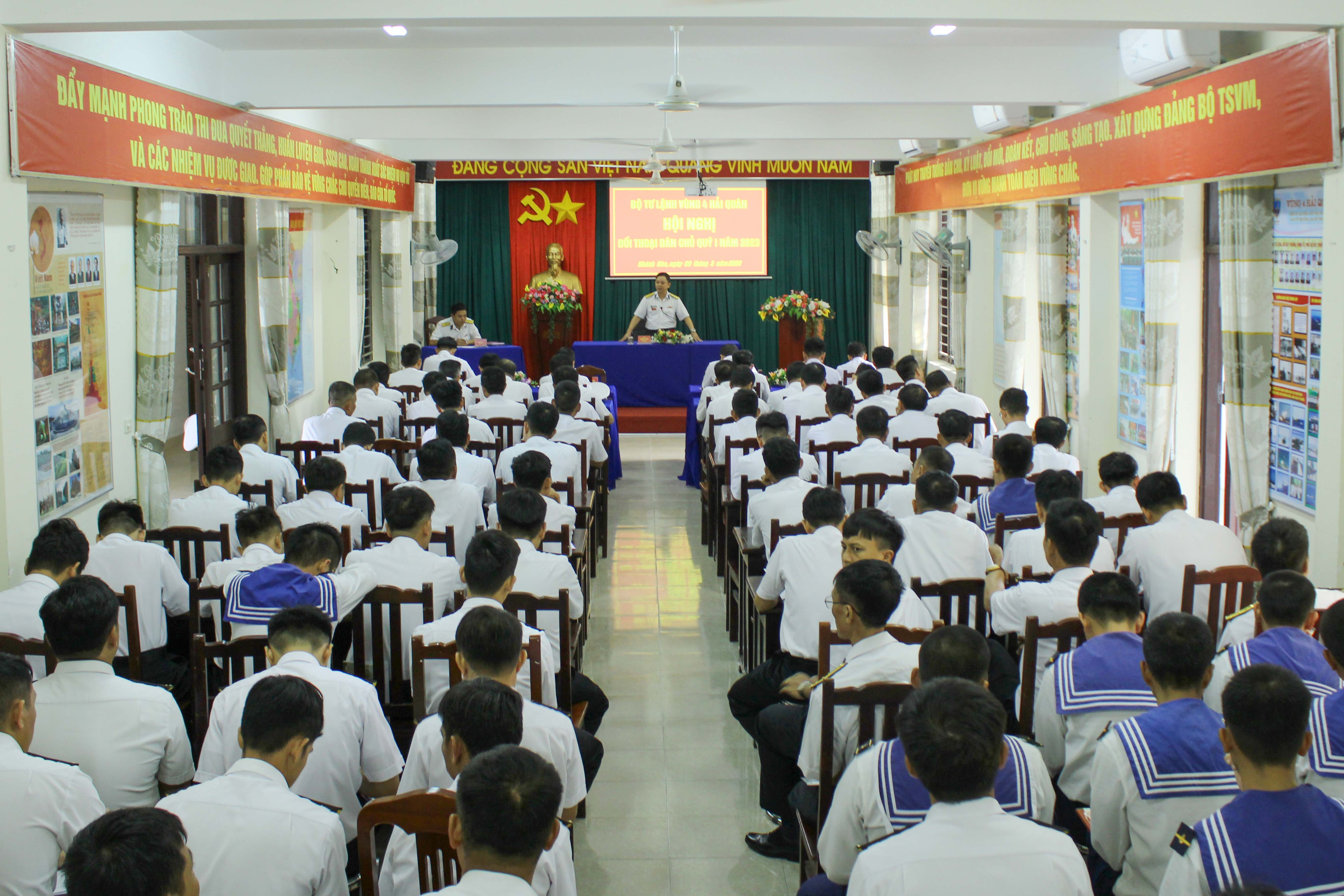 Các đơn vị quân đội tổ chức đối thoại dân chủ