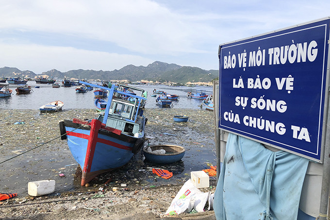 UBND xã Cam Bình đặt bảng tuyên truyền người dân tích cực bảo vệ môi trường biển.
