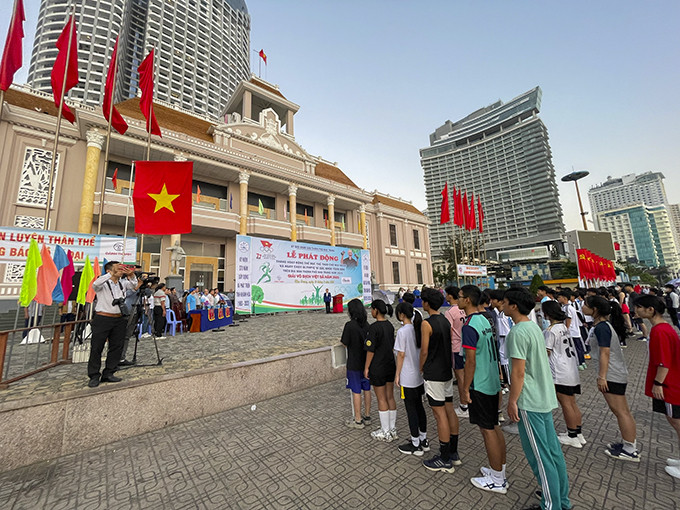 Quang cảnh buổi lễ phát động Tháng hoạt động Thể dục thể thao cho mọi người và Ngày chạy Olympic vì sức khỏe toàn dân năm 2023 của TP. Nha Trang.