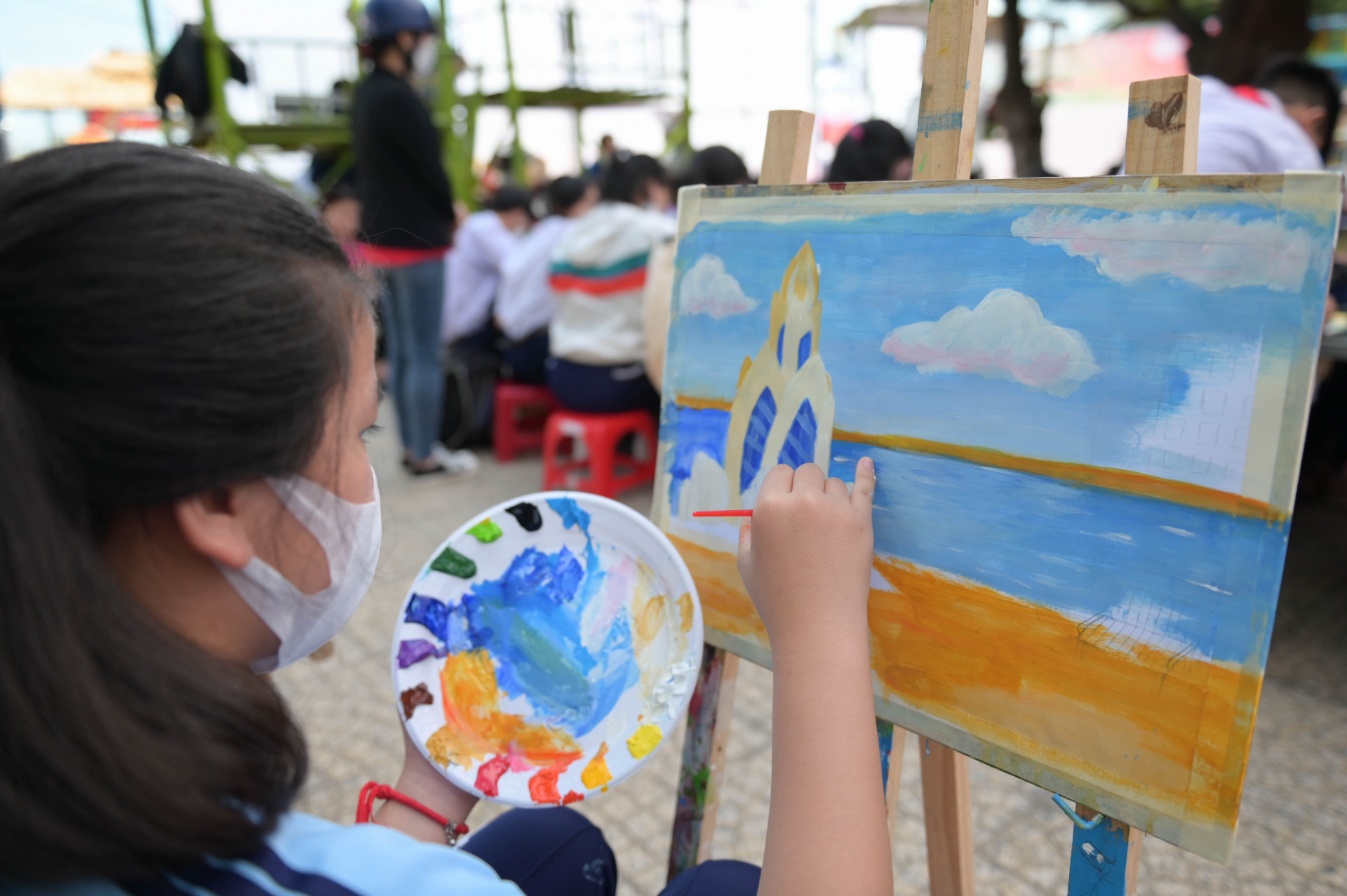 Nhiều thí sinh chọn vẽ những công trình đặc trưng của tỉnh như Tháp Trầm Hương, Tháp bà Ponagar, Thành cổ Diên Khánh...