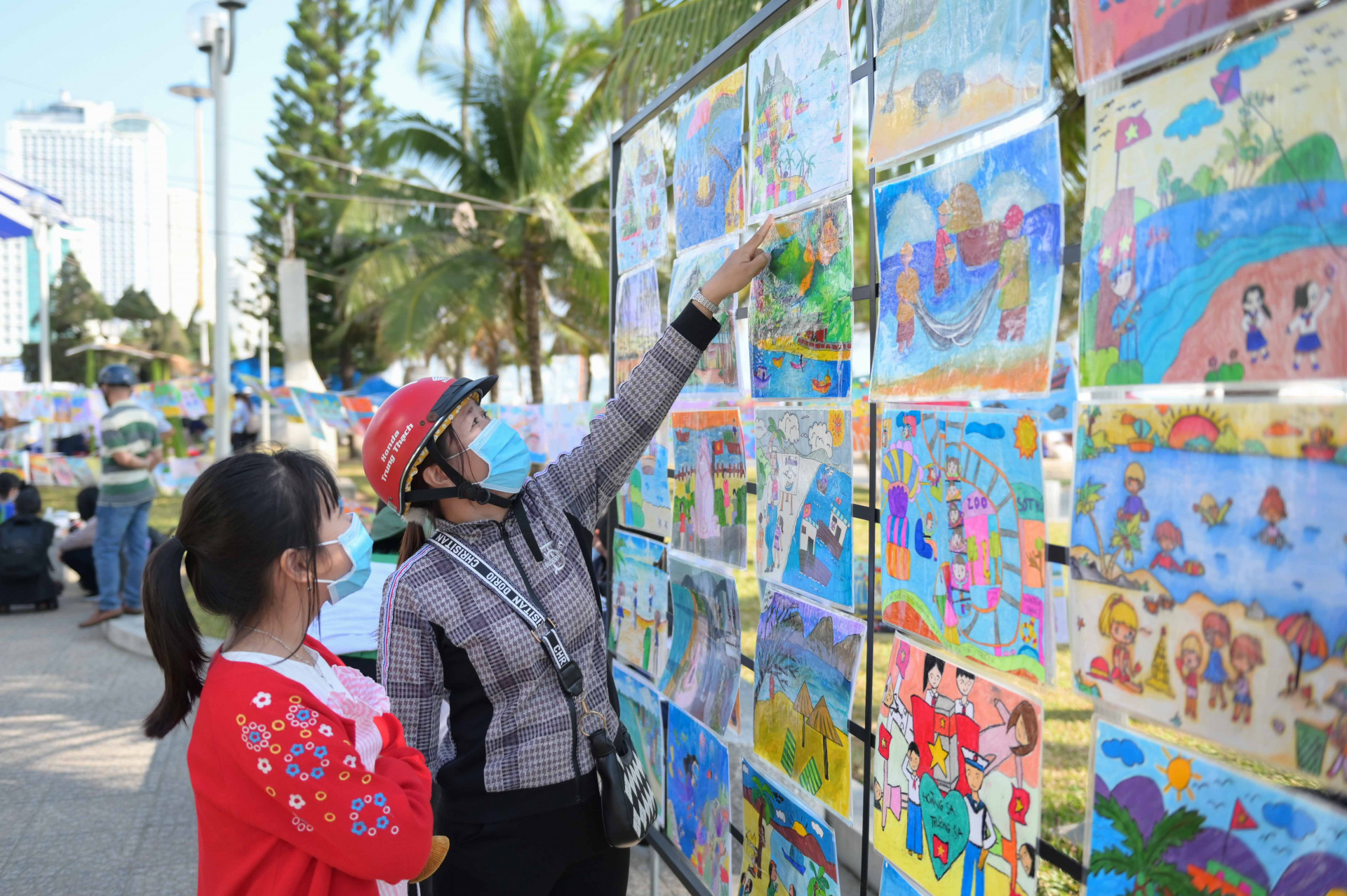 Người dân tham quan triển lãm tranh vẽ
