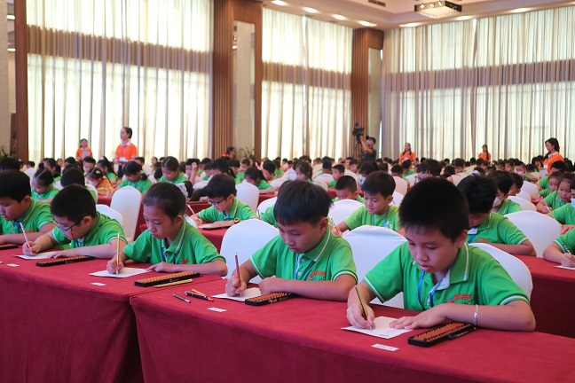 300 thí sinh tham gia cuộc thi Toán tính nhanh