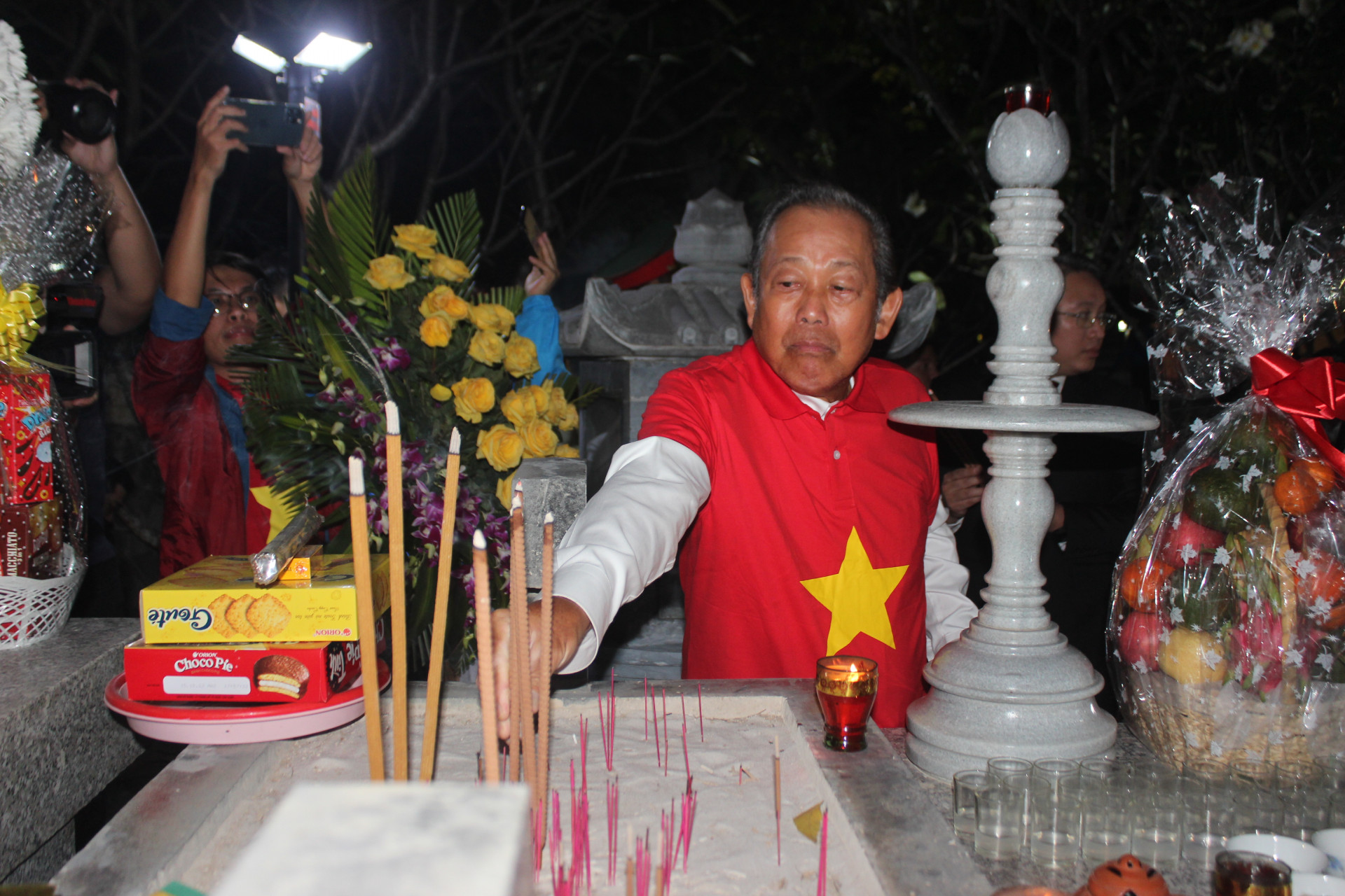 Nguyên Phó Thủ tướng Thường trực Chính phủ Trương Hòa Bình thắp hương tại khu mộ gió.