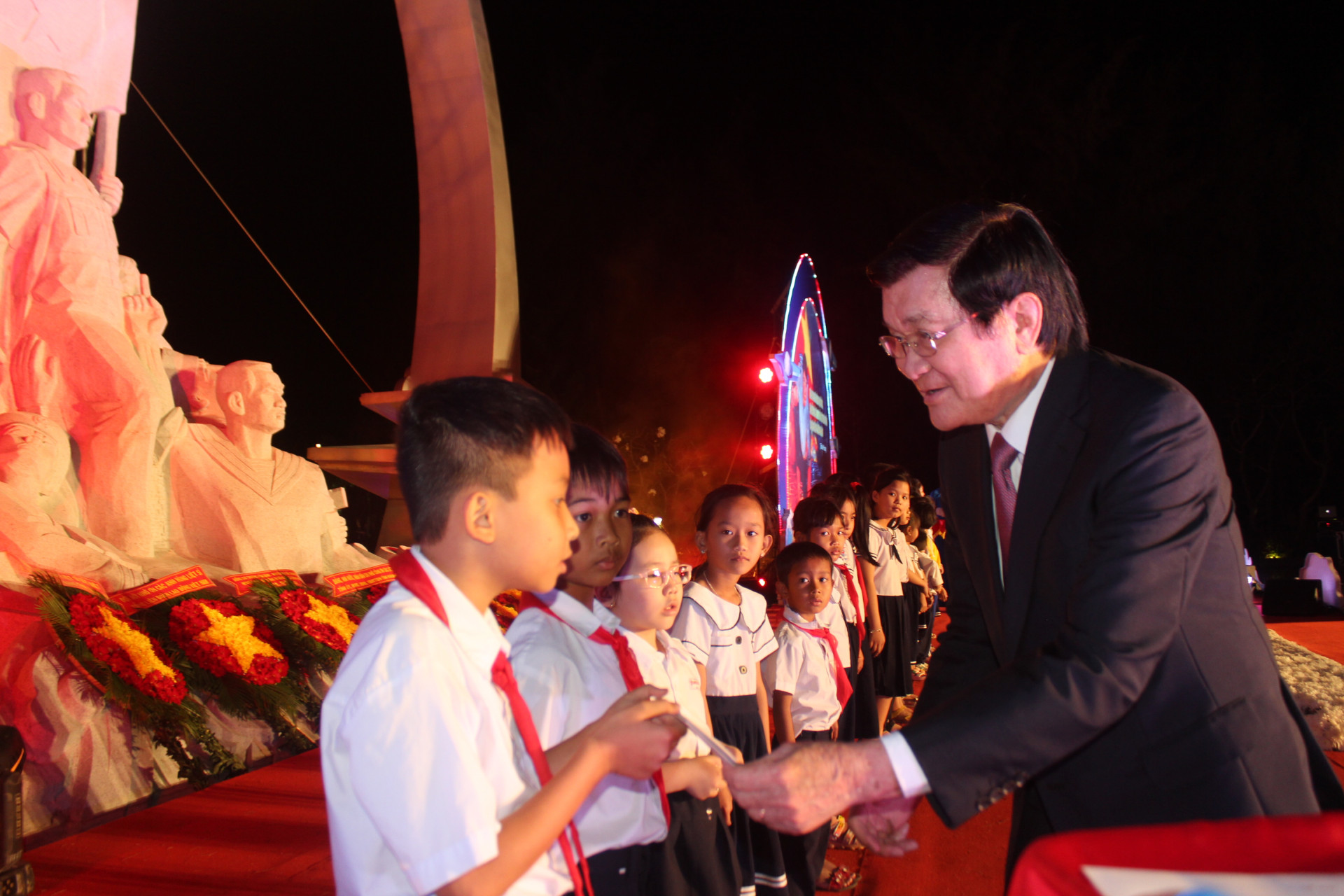 Nguyên Chủ tịch nước Trương Tấn Sang trao học bổng cho học sinh vượt khó học giỏi.