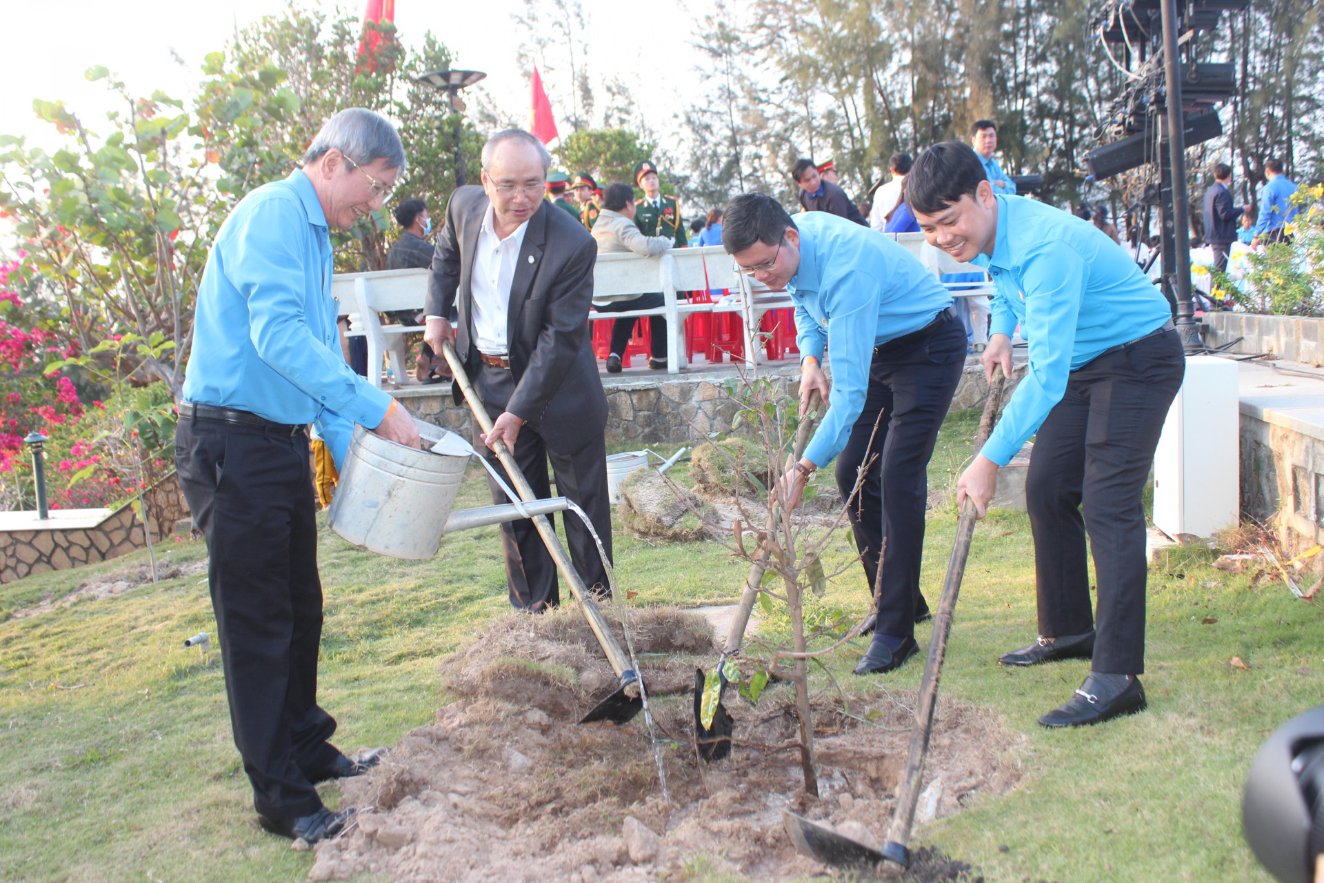 Các đại biểu trồng cây mai vàng trong khuôn viên Khu tưởng niệm chiến sĩ Gạc Ma.