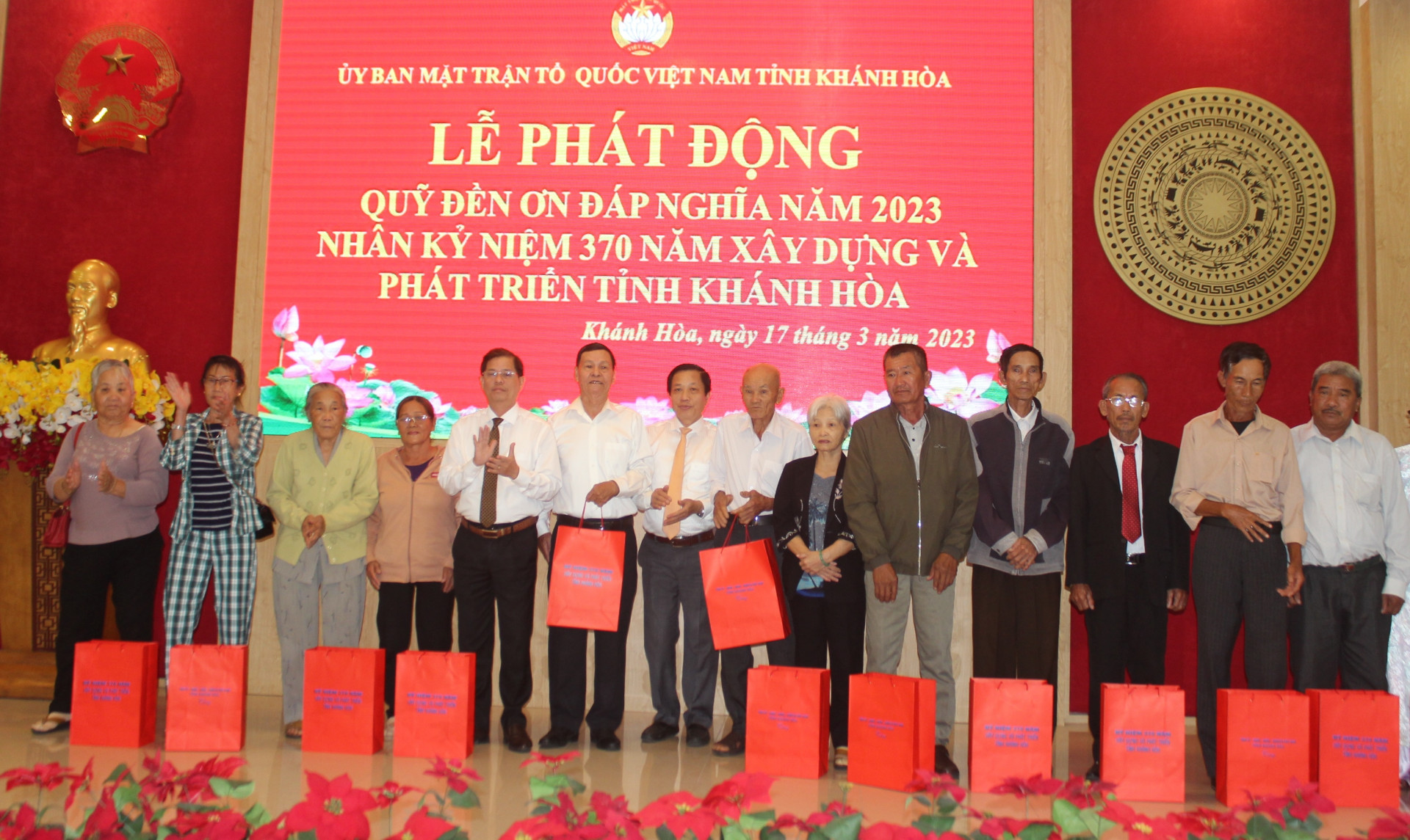 Ông Nguyễn Tấn Tuân và ông Hà Quốc Trị trao quà cho gia đình chính sách có hoàn cảnh khó khăn trên địa bàn tỉnh.