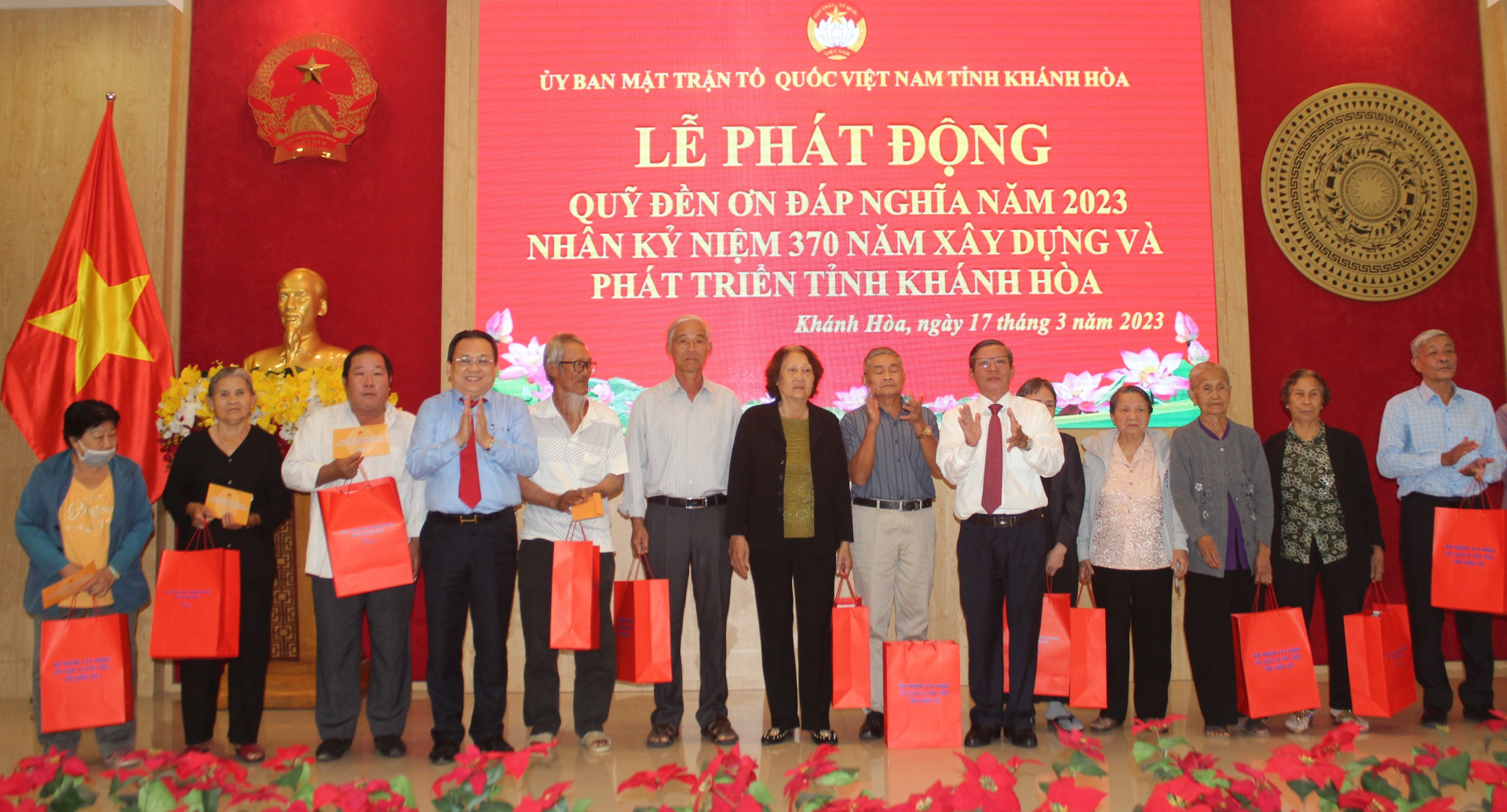 Ông Trần Ngọc Thanh và ông Lê Hữu Hoàng trao quà cho các gia đình chính sách có hoàn cảnh khó khăn trên địa bàn tỉnh.