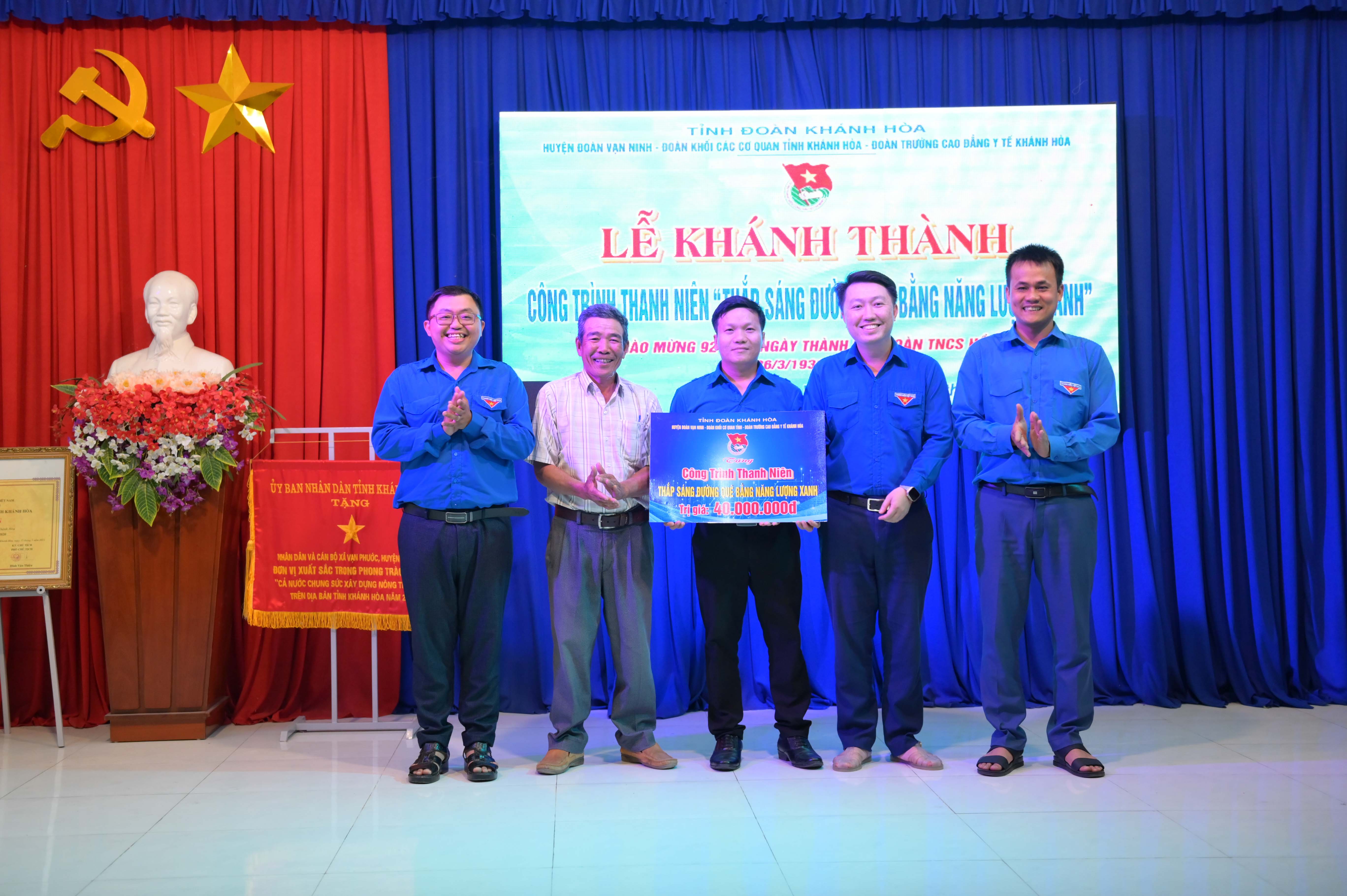 Khánh thành công trình thắp sáng đường quê tại xã Vạn Phước