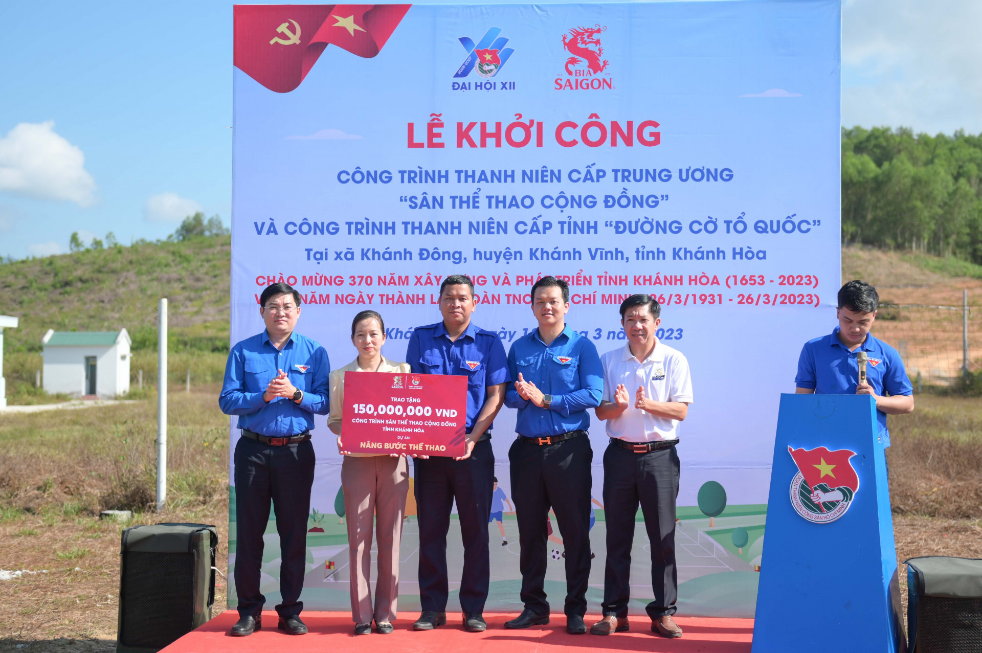 Các đại biểu trao biểu trưng hỗ trợ công trình thanh niên cấp Trung ương “Sân thể thao cộng đồng” cho Huyện đoàn Khánh Vĩnh và lãnh đạo xã Khánh Đông