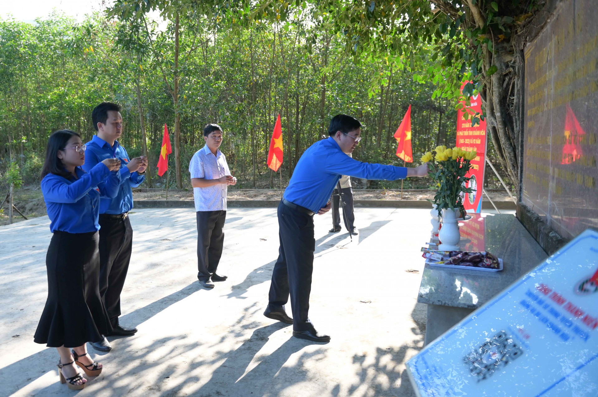 Bên cạnh đó, các đại biểu đã đến dâng hương tại căn cứ cách mạng Hòn Dữ (xã Khánh Đông)