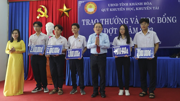 Ông Lê Hữu Hoàng và đại diện doanh nghiệp trao học bổng cho học sinh đạt giải nhì và ba Kỳ thi học sinh giỏi quốc gia. 