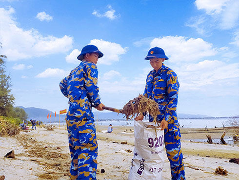 Đoàn cơ sở Lữ đoàn 957 ra quân làm sạch bờ biển