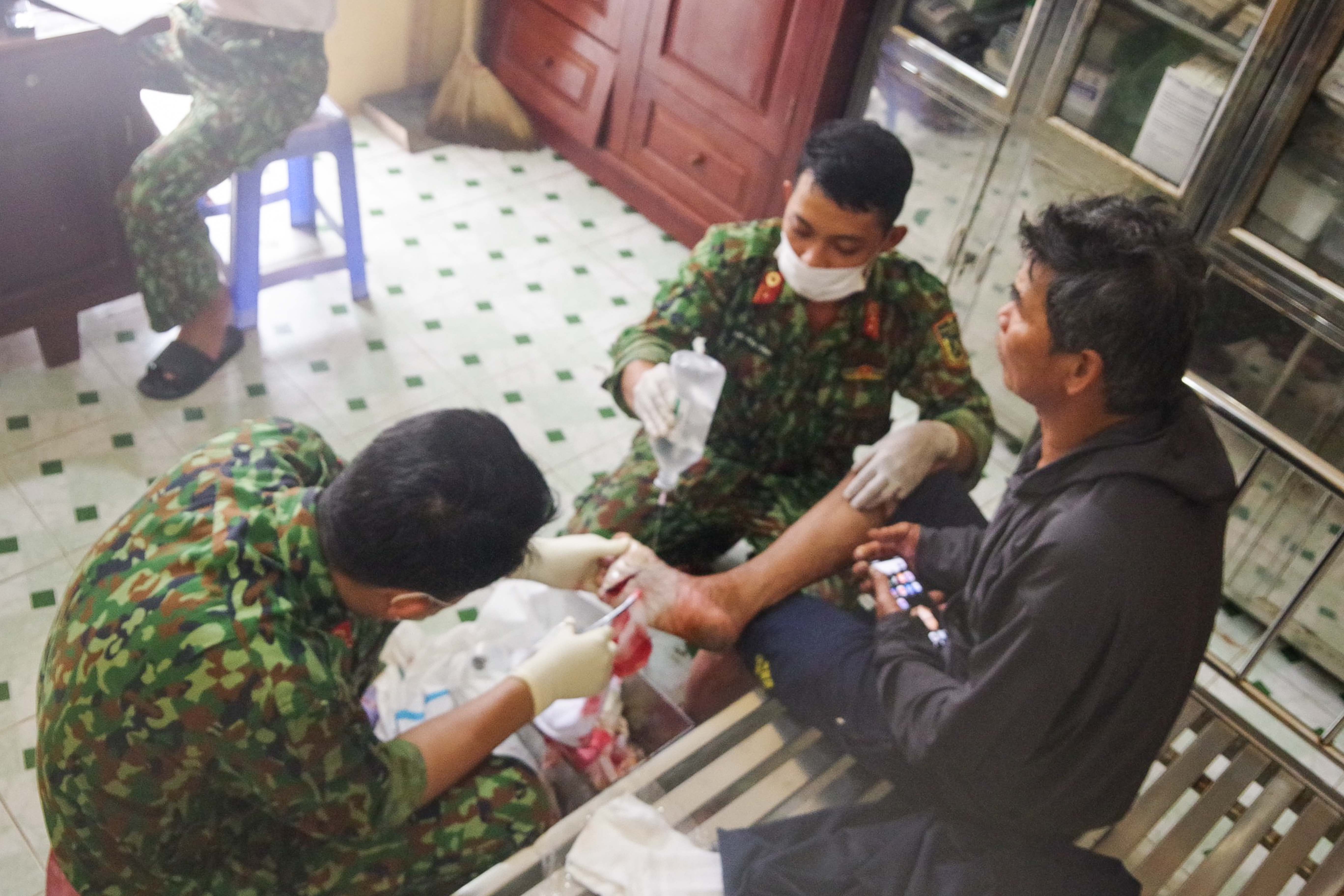 Đảo Trường Sa Đông cấp cứu ngư dân gặp nạn