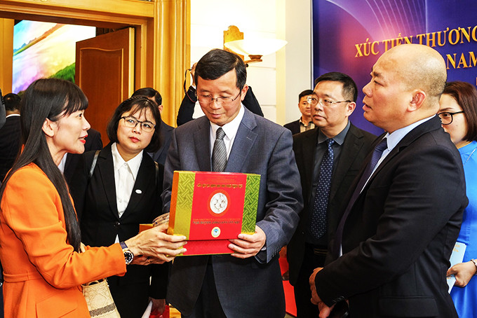 Giới thiệu sản phẩm yến tổ Sanvinest tại Hội nghị Xúc tiến thương mại, đầu tư và Hợp tác kinh tế Việt Nam - Trung Quốc.