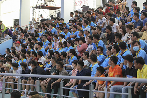 Rất đông khán giả đến sân xem và cổ vũ cho đội chủ nhà Sanvinest Khánh Hòa.