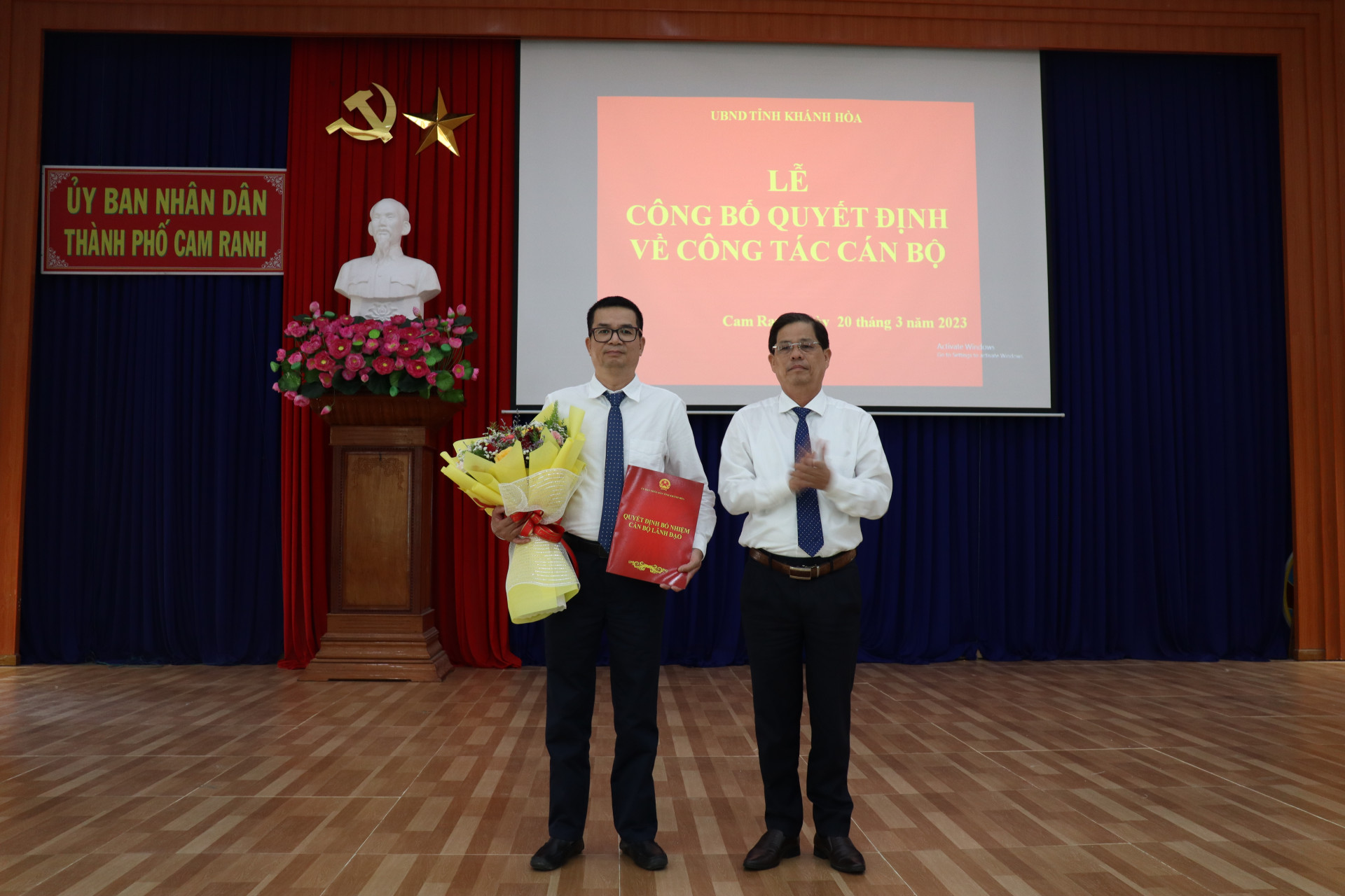 Chủ tịch UBND tỉnh Nguyễn Tấn Tuân trao quyết định cho ông Nguyễn Hoạt.