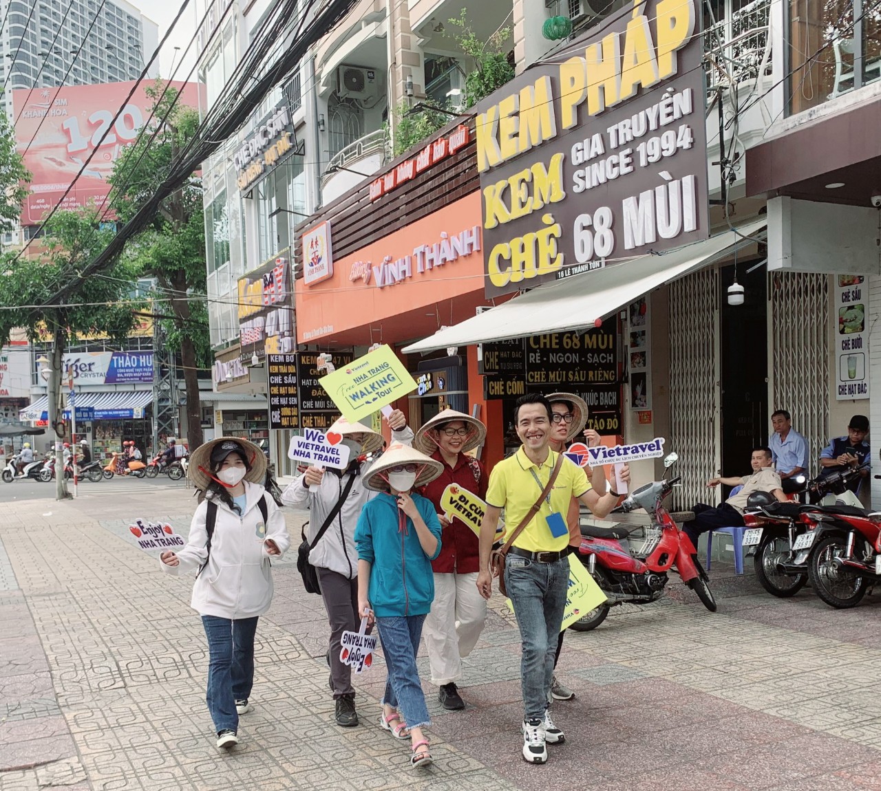 Du khách đi bộ khám phá phố phường Nha Trang