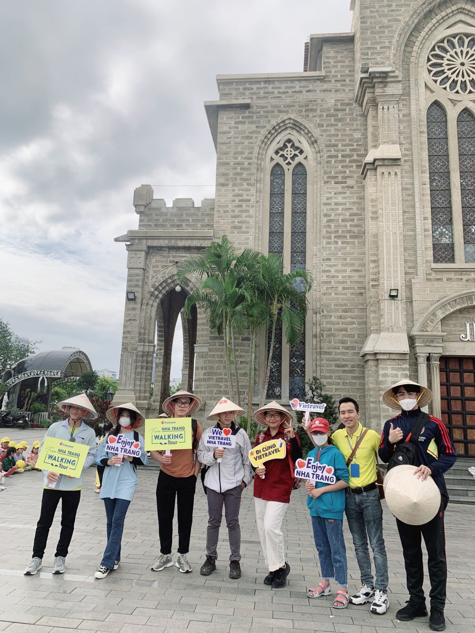 Du khách tham quan Nhà thờ Chánh tòa Nha Trang