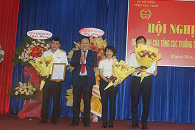 Ông Lê Hữu Hoàng tặng hoa chúc mừng các cán bộ nhận nhiệm vụ mới.