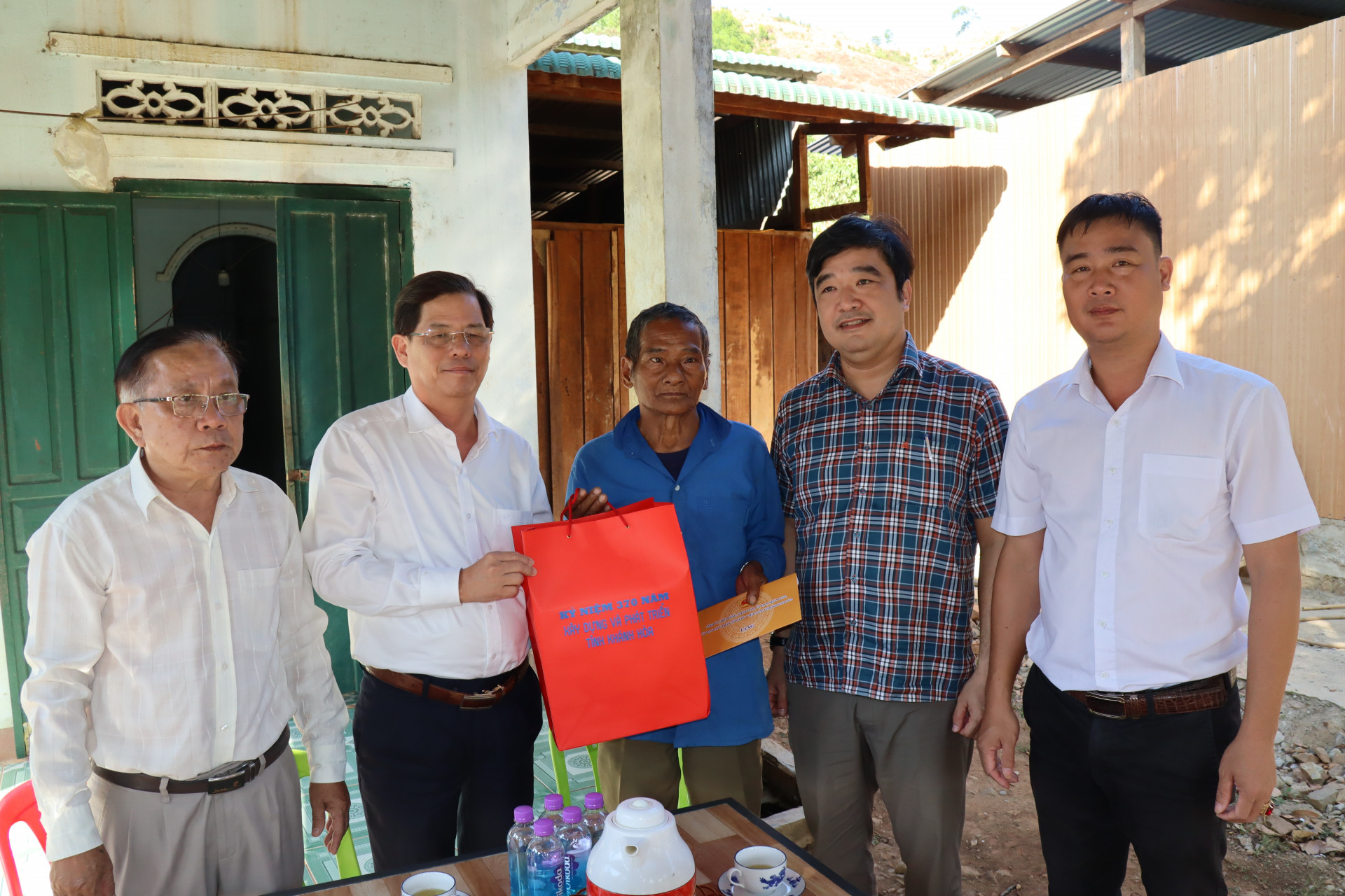 Đồng chí Nguyễn Tấn Tuân thăm và tặng quà  cho gia đình ông Bo Bo Linh