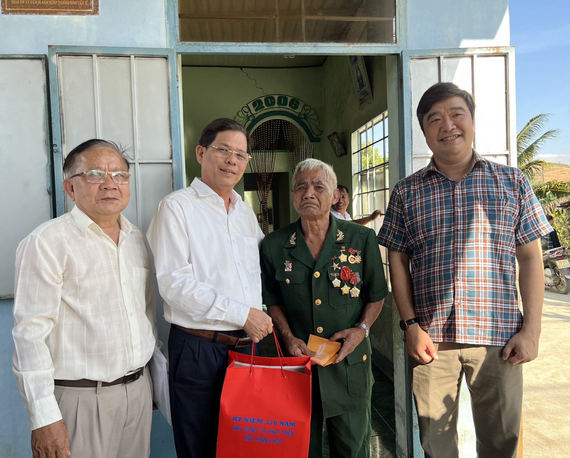 Ông Nguyễn Tấn Tuân thăm hỏi, động viên Anh hùng Lực lượng vũ trang nhân dân Bo Bo Tới