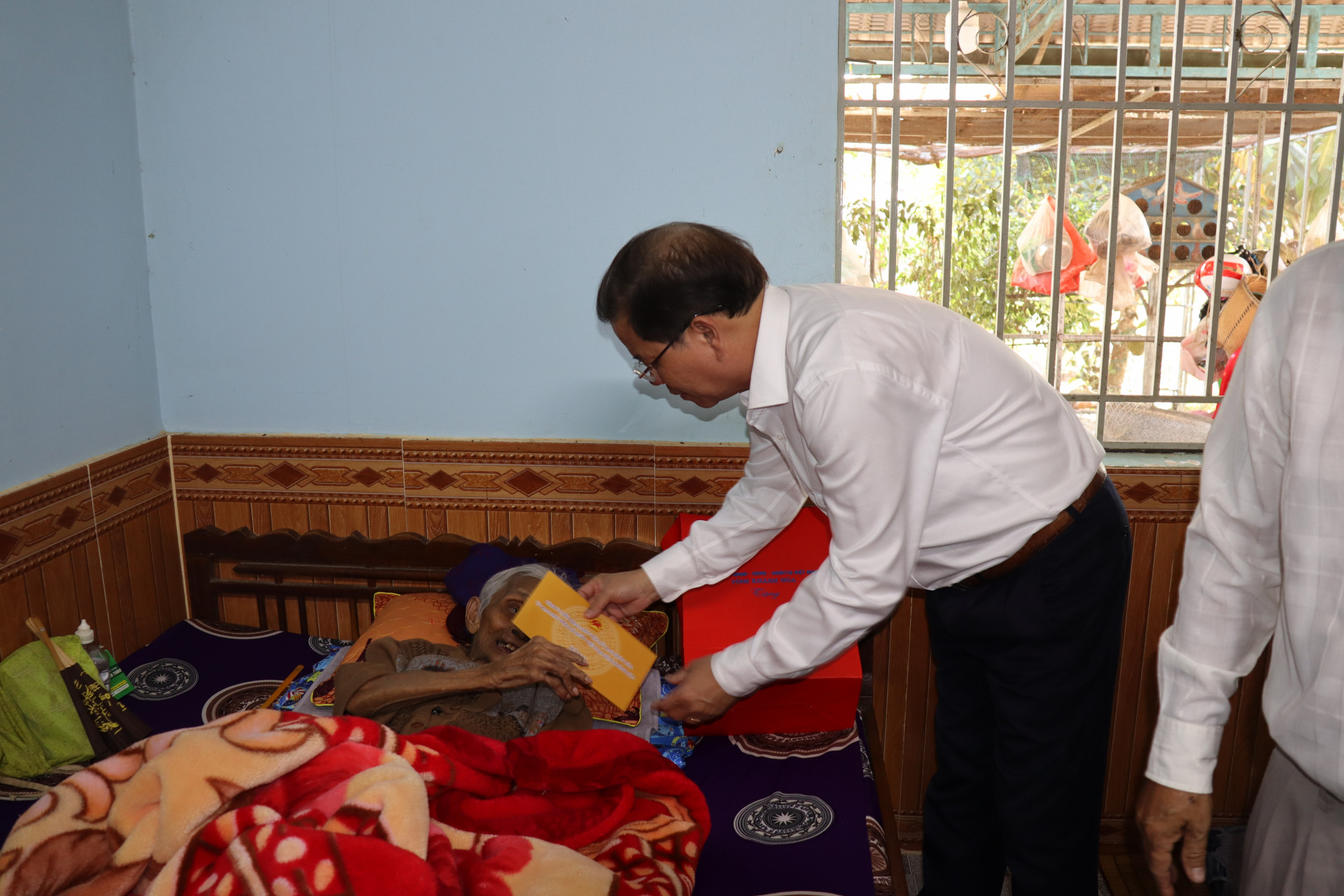Đồng chí Nguyễn Tấn Tuân thăm hỏi, động viên sức khỏe bà Mấu Thị Tám