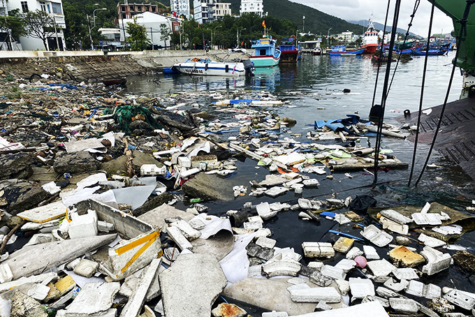 Khu vực Cảng Hòn Rớ (xã Phước Đồng) ngập rác thải.
